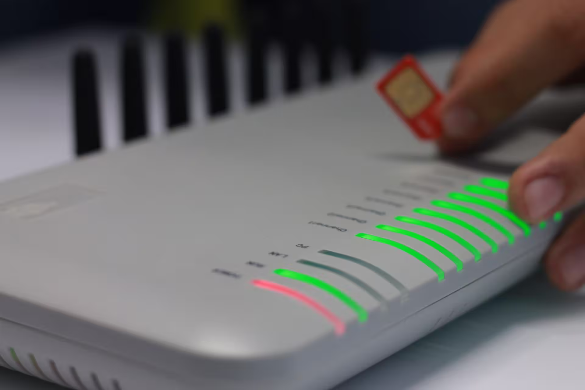 Persona comparando tarifas de telefonía móvil en una mesa