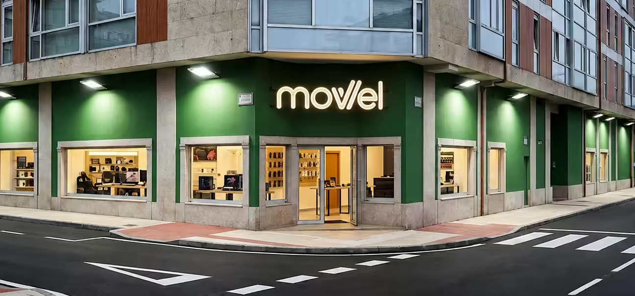 La tienda de Movvel en Rúa Clara Campoamor, 6, en Narón