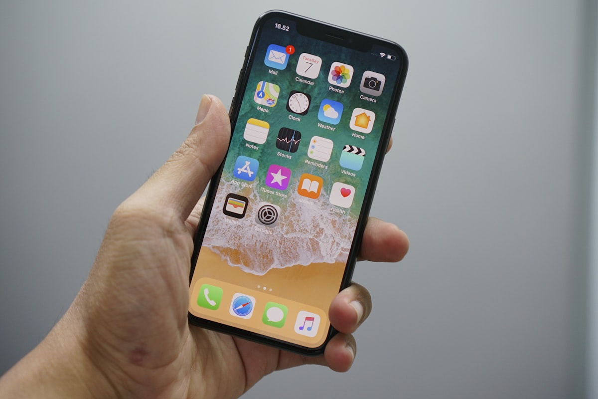 iPhone sobre mesa – reparación Apple en Movvel Narón
